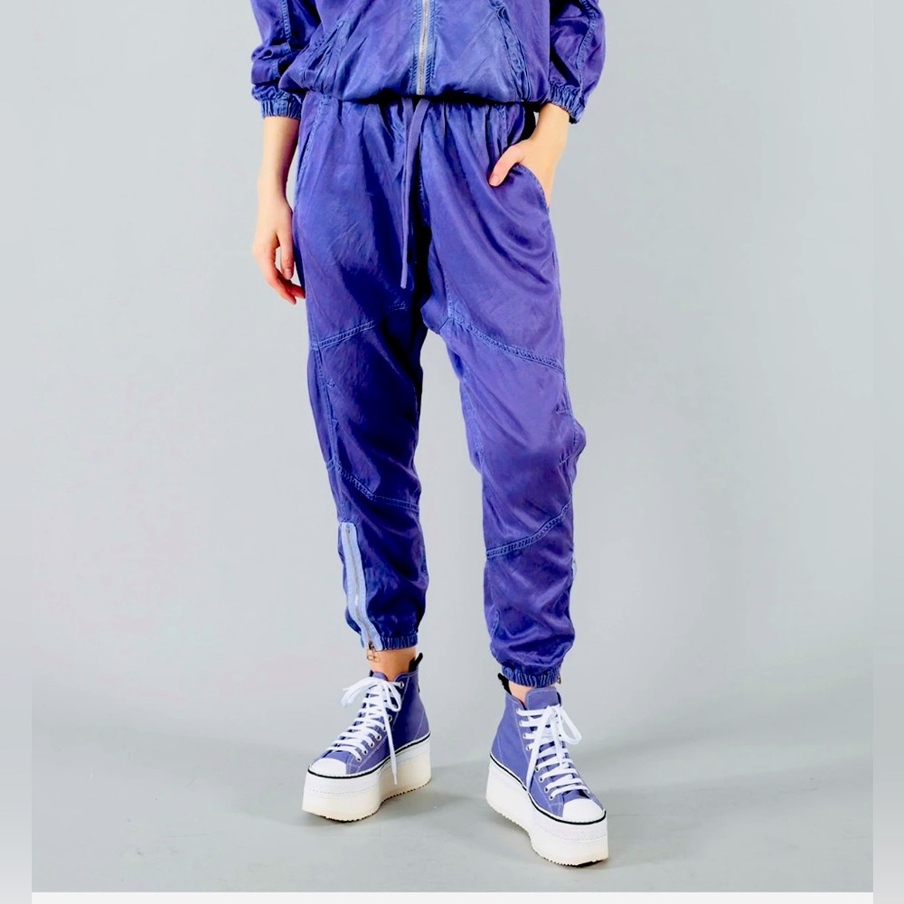 Free City brings you these stylish Purple Satin Parachute Pants in a size 6.